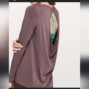 lululemon athletica Long Sleeve open back Top in Mauve - size 8